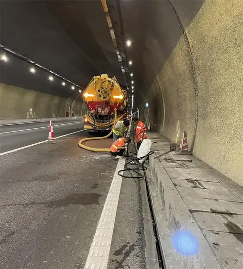 海淀隧道排水渠清淤